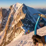 Wspinaczka na korona europy szczyty. Grupa alpinistów na ośnieżonym stoku, w tle majestatyczne góry.