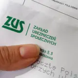 Zerwane więzadła w kolanie? ZUS może przyznać odszkodowanie. Na dokumencie logo ZUS i adres.
