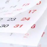 Zbliżenie na kalendarz z widocznymi datami, np. 22, 23, 24, 30, 31. Jak wyliczyć zfśs?