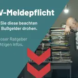 Überforderter Mann neben Aktenberg. AWV-Meldepflicht beachten, um Bußgelder zu vermeiden. Kostenloser Ratgeber mit Infos.