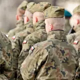 Żołnierze w mundurach polowych, gotowi do służby. To obraz dobrowolnej zasadniczej służby wojskowej.