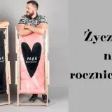 Para zakochanych na tle leżaków z sercami. Idealne życzenia na 1 rocznicę ślubu dla Barbary i Jacusa.
