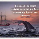 Ein Wal taucht ab, während ein Segelschiff im Abendrot vorbeifährt. Das Bild erinnert daran, dass Gottes Kraft in dir wirkt.