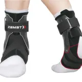 Stabilizator stawu skokowego ZAMST A2-DX zapewnia wsparcie i ochronę podczas aktywności.