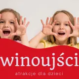 Dwie dziewczynki z otwartymi ustami i uniesionymi dłońmi zapraszają do odkrywania atrakcji dla dzieci w Świnoujściu.