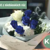 Bukiet niebieskich róż i białych kwiatów. To piękny gest, gdy facet daje kwiaty, wyrażając uczucia.
