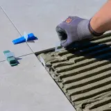 Jak naprawić popękaną fugę ceramiczną bez skuwania płytek?