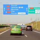 Znaki drogowe wskazują, że autostrada A2 jest płatna. Kierowcy jadący w stronę Poznania, Świecka, Wrocławia, Piły i Ławicy powinni być przygotowani na opłaty.