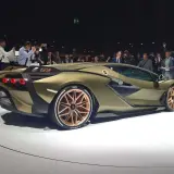 Złoty Lamborghini Sian, zaprezentowany na targach, budzi zachwyt. Zastanawiasz się, ile kosztuje lamborghini sian? To marzenie wielu fanów motoryzacji.