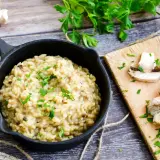 Szybkie risotto z warzywami, kremowe i aromatyczne, z pieczarkami i natką pietruszki. Idealne na szybki obiad.