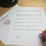 Wzór umowy przedwstępnej bez notariusza. Dokument zawiera paragrafy dotyczące sprzedaży, zadatku i kosztów.