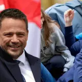 Rafał Trzaskowski, znany z tego, że ma dwoje dzieci, pozdrawia tłum. Obok widać jego dzieci.