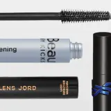 Tre mascaraborstar och tre mascaratuber. En blå med texten "38°C Lengthening", en svart med "NILENS JORD" och en svart med blått emblem. Perfekt för att ta bort vattenfast mascara.