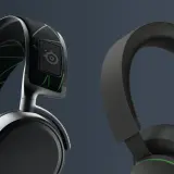 Dwa modele słuchawek do Xbox: jeden z zielonymi akcentami i logo SteelSeries, drugi minimalistyczny, czarny.