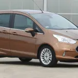 Brązowy Ford B-Max z polskimi tablicami WE 490EK zaparkowany na zewnątrz.