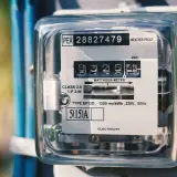 Licznik energii elektrycznej, wskazujący zużycie prądu. Cyfry 83254 pokazują ilość zużytych kilowatogodzin.