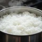 Jak ugotować ryż do sushi? Prosty przepis na idealną kleistość