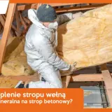 Pracownik w kombinezonie montuje wełnę mineralną, wykonując ocieplenie stropu betonowego.
