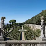 Jardins à la française de la Villa Barberini, avec des statues antiques, des parterres géométriques et une vue panoramique.