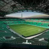 Pusta, zielona trybuna stadionu Estádio José Alvalade, domu Sporting Lizbona, czeka na kibiców.