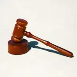 Un mazo de juez sobre una superficie clara, listo para dictar sentencia sobre las escrituras de una casa.