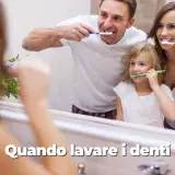 Famiglia che si lava i denti allo specchio. Quante volte lavare i denti? Almeno due volte al giorno per un sorriso sano.