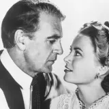 W samo południe obsada: Gary Cooper i Grace Kelly w zbliżeniu, patrzą na siebie z intensywnością.