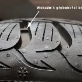 Wskaźnik TWI pokazuje, jak sprawdzić wysokość bieżnika opony. Gdy bieżnik zrówna się ze wskaźnikiem, opona jest zużyta.