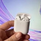 Jak podłączyć AirPods do komputera Windows? Białe słuchawki w etui, gotowe do sparowania z PC.