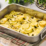 Patatas panaderas recién horneadas, doradas y tiernas, con hierbas aromáticas. Un plato casero perfecto.