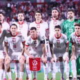 Piłkarze reprezentacji Polski w białych strojach, gotowi do gry w Lidze Narodów. Co to za rozgrywki? To prestiżowy turniej UEFA.