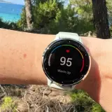 Garmin Venu 3 zeigt 95 bpm während des Aufwärmens. Die EKG-Funktion ist bereit für den Einsatz.