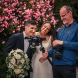 Fotograf czy kamerzysta na wesele? Kluczowy wybór wspomnień