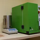 Waga i zielona komora do badania wartości opałowej pelletu kWh/kg.