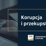 Dwie dłonie przekazujące pieniądze, symbolizujące korupcję i przekupstwo. Na ekranie tekst "Korupcja i przekupstwo".