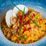 Un crémeux risotto aux fruits de mer, garni de noix de Saint-Jacques poêlées et de crevettes. Une recette risotto qui fait voyager les papilles.
