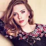 Scarlett Johansson w czarnej koronkowej sukience z kwiatami. Jej wzrost to 160 cm.