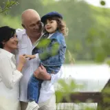 Ryszard Rynkowski z żoną i dzieckiem cieszą się chwilą nad jeziorem.