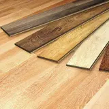 Campione di pavimenti in laminato con diverse finiture e spessore.