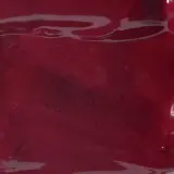 Glänzende, weinrote Farbe, die an die Mischung von Beeren erinnert.