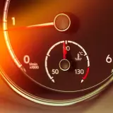 Wskaźnik temperatury silnika pokazuje, że płyn chłodniczy osiągnął 130°C, co jest jego temperaturą wrzenia.