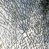 Rozbite szyby VSG tworzą sieć pęknięć, przypominającą pajęczynę.
