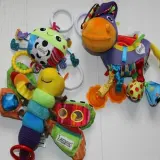 Kolorowe tomy Lamaze: gąsienica i osiołek, pełne tekstur i dźwięków, gotowe do zabawy.