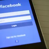 Ekran logowania Facebook. Chcesz wiedzieć, jak wyłączyć aktywność na FB? Zaloguj się, by zarządzać swoimi ustawieniami prywatności.