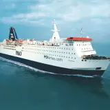 Prom P&O "Pride of Bruges" płynie po morzu. Zastanawiasz się, ile kosztuje prom do Anglii? Sprawdź ceny na P&Oferries.com.