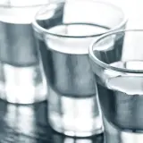 Szklanki z wódką. Czy skutki użycia wódki jako środka dezynfekującego faktycznie zabijają wirusy?