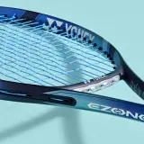 Niebieska rakieta tenisowa Yonex EZONE 98 z niebieskimi naciągami. Yonex to znana firma produkująca sprzęt sportowy.