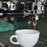 Jak odkamienić ekspres do kawy kwaskiem cytrynowym w prosty sposób