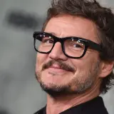 Pedro Pascal w okularach, z zarostem, uśmiecha się. Wyobraźmy sobie, że to jego żona patrzy na niego z czułością.