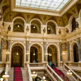 Wnętrze muzeum w Pradze, Czechy. Marmurowe kolumny, złote zdobienia i czerwone dywany na schodach tworzą majestatyczny widok.